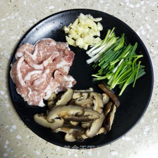 香菇肉片炒茭白的做法步骤：3