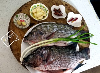 嘎香炖罗非鱼的做法步骤：1