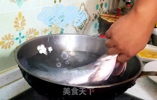 嘎香炖罗非鱼的做法步骤：2