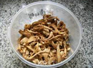 灯椒炒鸡棕菌的做法步骤：5