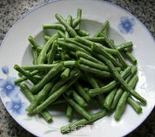 剁椒土豆炒豇豆的做法步骤：2