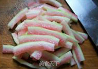 西瓜皮炒菠菜的做法步骤：4