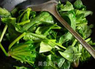 西瓜皮炒菠菜的做法步骤：5