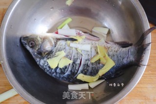豆腐鲫鱼汤㊙️（汤奶白有技巧）鲜美营养清炖鱼汤的做法步骤：2