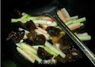 黑木耳炒西瓜皮的做法步骤：7