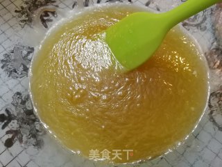 中秋豆沙蛋黄月饼的做法步骤：1