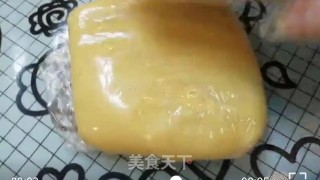 中秋豆沙蛋黄月饼的做法步骤：3