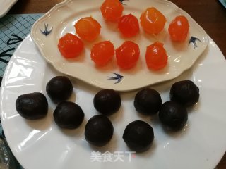 中秋豆沙蛋黄月饼的做法步骤：4