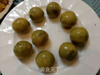 中秋豆沙蛋黄月饼的做法步骤：5