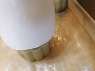 中秋豆沙蛋黄月饼的做法步骤：6