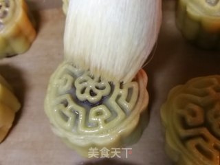 中秋豆沙蛋黄月饼的做法步骤：7