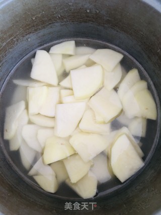 五花肉焖土豆的做法步骤：1