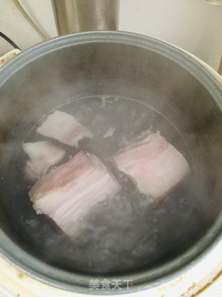五花肉焖土豆的做法步骤：2