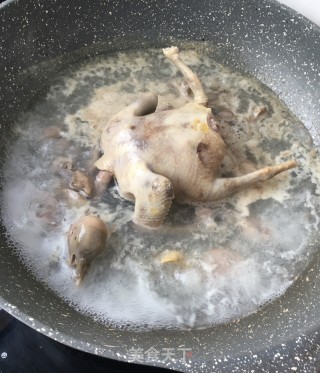 灵芝山药炖鸽子的做法步骤：2