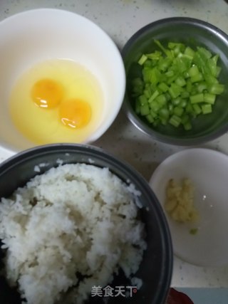 芹菜鸡蛋炒饭的做法步骤：1