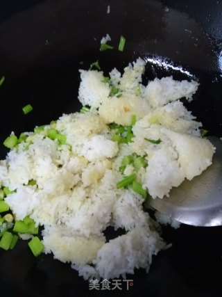 芹菜鸡蛋炒饭的做法步骤：5