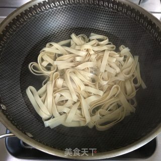 豆皮炒金针菇的做法步骤：1