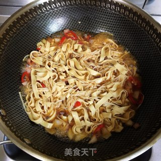 豆皮炒金针菇的做法步骤：7