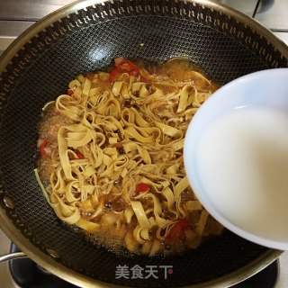 豆皮炒金针菇的做法步骤：8