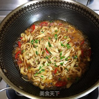 豆皮炒金针菇的做法步骤：9