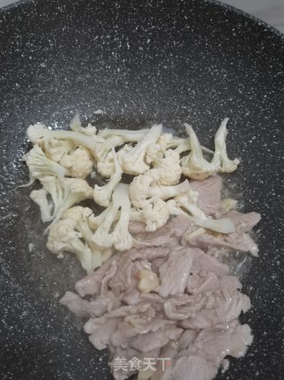 黄豆酱花菜炒肉的做法步骤：3