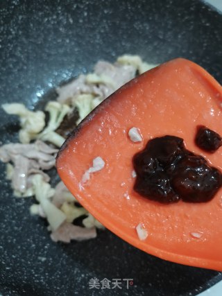 黄豆酱花菜炒肉的做法步骤：4