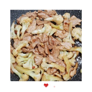 黄豆酱花菜炒肉的做法步骤：6