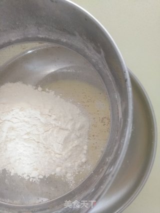 简易花边翻转玫瑰蛋糕的做法步骤：3