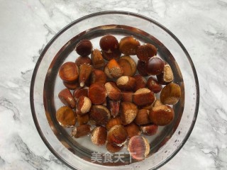 家庭简易版糖炒栗子的做法步骤：1