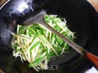韭菜花炒土豆丝的做法步骤：6