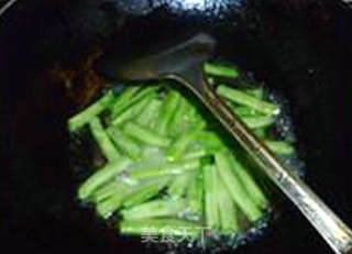 鸡棕菌炒四季豆的做法步骤：4