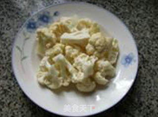 西瓜皮炒花菜的做法步骤：1