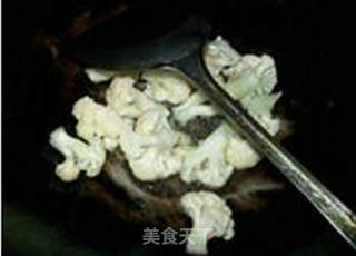 西瓜皮炒花菜的做法步骤：4