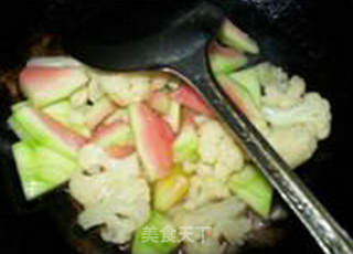 西瓜皮炒花菜的做法步骤：7