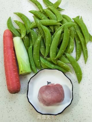 里脊紫胡萝卜炒甜豆的做法步骤：1
