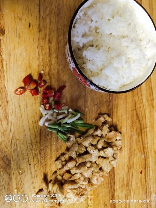 鸡丁红椒炒饭的做法步骤：1