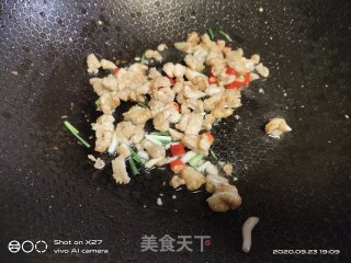 鸡丁红椒炒饭的做法步骤：2