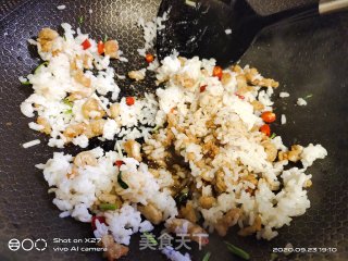 鸡丁红椒炒饭的做法步骤：3