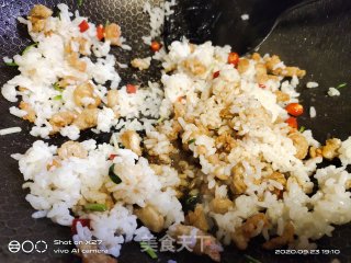 鸡丁红椒炒饭的做法步骤：4