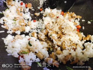 鸡丁红椒炒饭的做法步骤：5