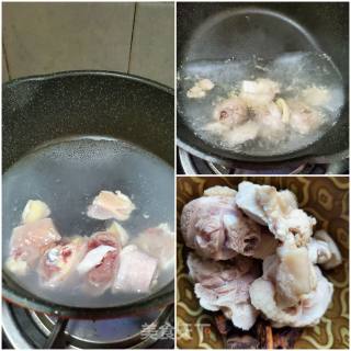 老母鸡炖天麻灵芝汤的做法步骤：2