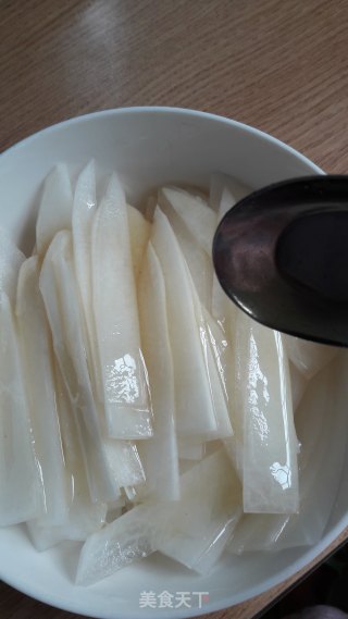 蜂蜜萝卜水的做法步骤：2