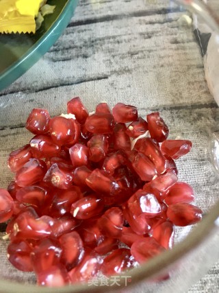 饼干石榴酸奶杯的做法步骤：2