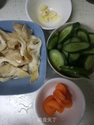 黄瓜炒平菇的做法步骤：1