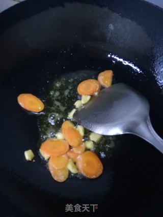 黄瓜炒平菇的做法步骤：3