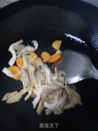 黄瓜炒平菇的做法步骤：4