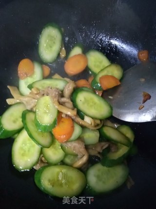 黄瓜炒平菇的做法步骤：6