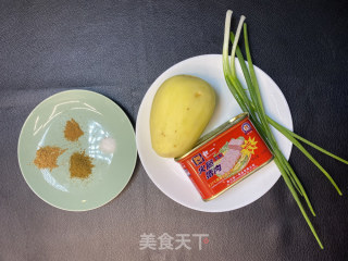 孜然火腿猪肉土豆丁的做法步骤：1