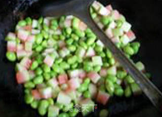 西瓜皮炒毛豆的做法步骤：7