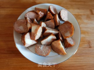 孜然土豆炒香肠的做法步骤：2
